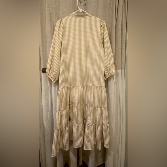 Women’s checkered midi dress. Very flattering, flowy and comfortable - Picture 2 of 3